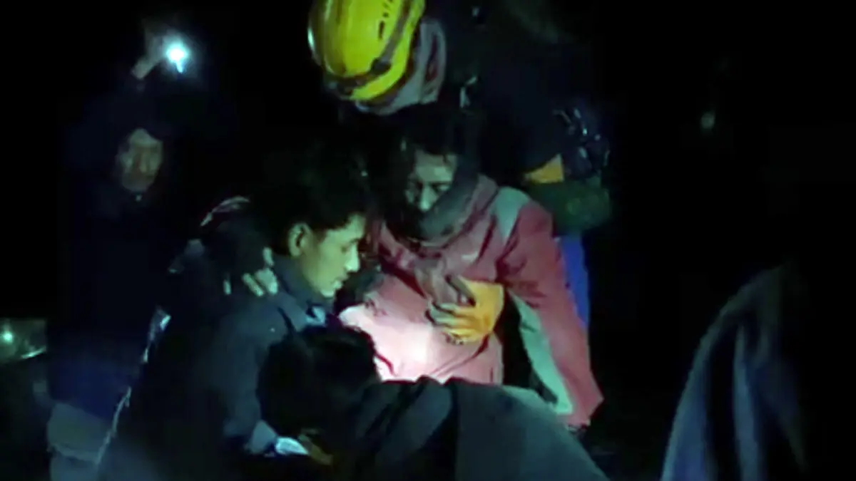 EVAKUASI: Tim gabungan saat mengevakuasi satu pendaki ilegal yang mengalami cedera kaki kiri di jalur ilegal kawasan Gunung Semeru, Selasa (16/6) malam pukul 23.30.