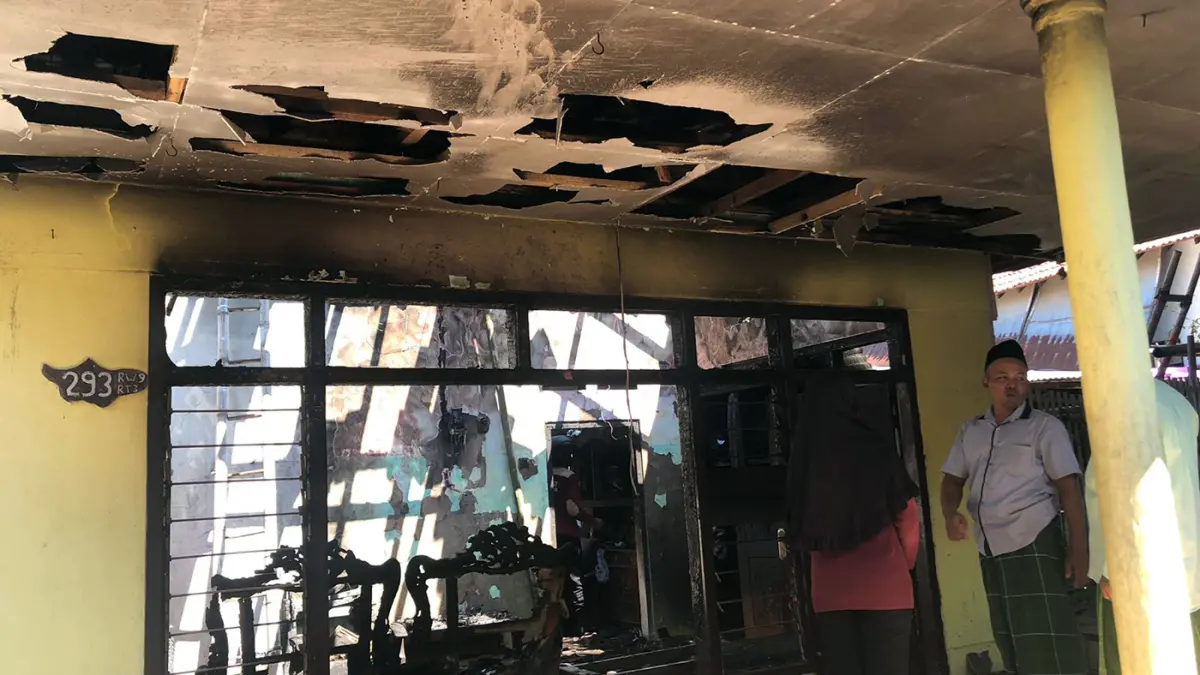 HANGUS: Rumah Iqbal, 25, di Jalan Sunan Ampel, Kelurahan Jrebeng Lor, Kedopok, Kota Probolinggo, hangus dan rusak parah setelah terbakar Jumat (19/6) siang. (Inneke Agustin/ Radar Bromo)