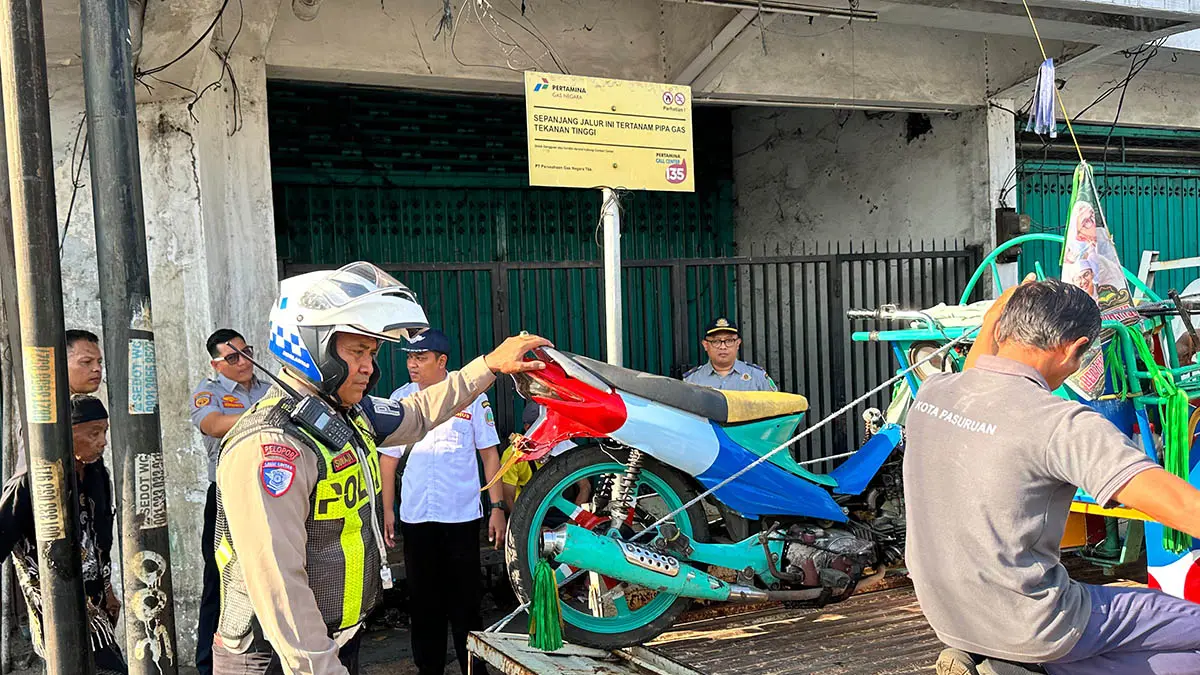 HASIL RAZIA: Becak bermotor yang diamankan di kawasan Alun-alun Kota Pasuruan. Pada Kamis (18/6) ada tiga betor yang berhasil diamankan petugas gabungan. (Foto: Humas Polres Pasuruan Kota for Jawa Pos Radar Bromo)