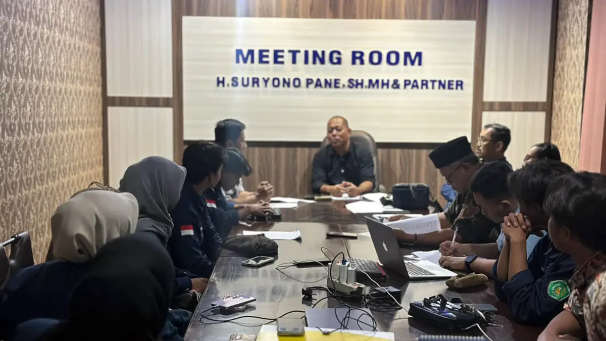Mahasiswa Unuba saat bertemu Suryono Pane dari Peradi Bangil. 