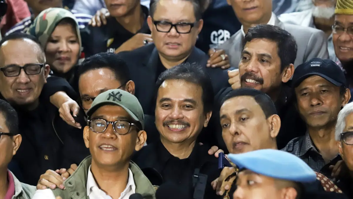 Pakar telematika Roy Suryo dan dua rekannya usai menjalani pemeriksaan perdana sebagai tersangka.