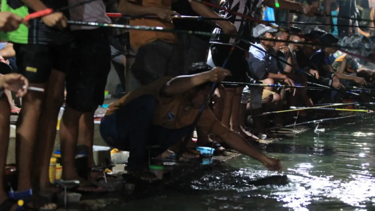 ANTUSIAS: Angler yang berlomba di Bromo Fishing. Sabtu (20/6) malam ini ada lomba bulanan full gendongan di kolam pancing yang berlokasi di Jalan Soekarno-Hatta 98 Kota Probolinggo. (Foto: M Zubaidillah/Jawa Pos Radar Bromo)