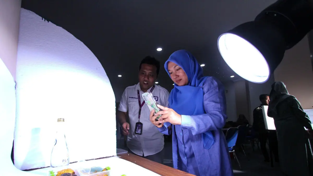 BERDAMPAK NYATA: Salah seorang pelaku UMKM di Gresik yang mendapatkan pelatihan digital. (Istimewa)