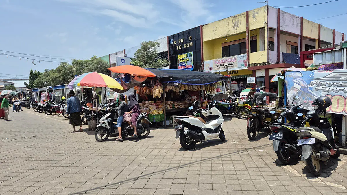 BERDERET: Deretan PKL di sisi barat Pasar Besar Kota Pasuruan yang akan direlokasi. (Fahrizal Firmani/Radar Bromo)