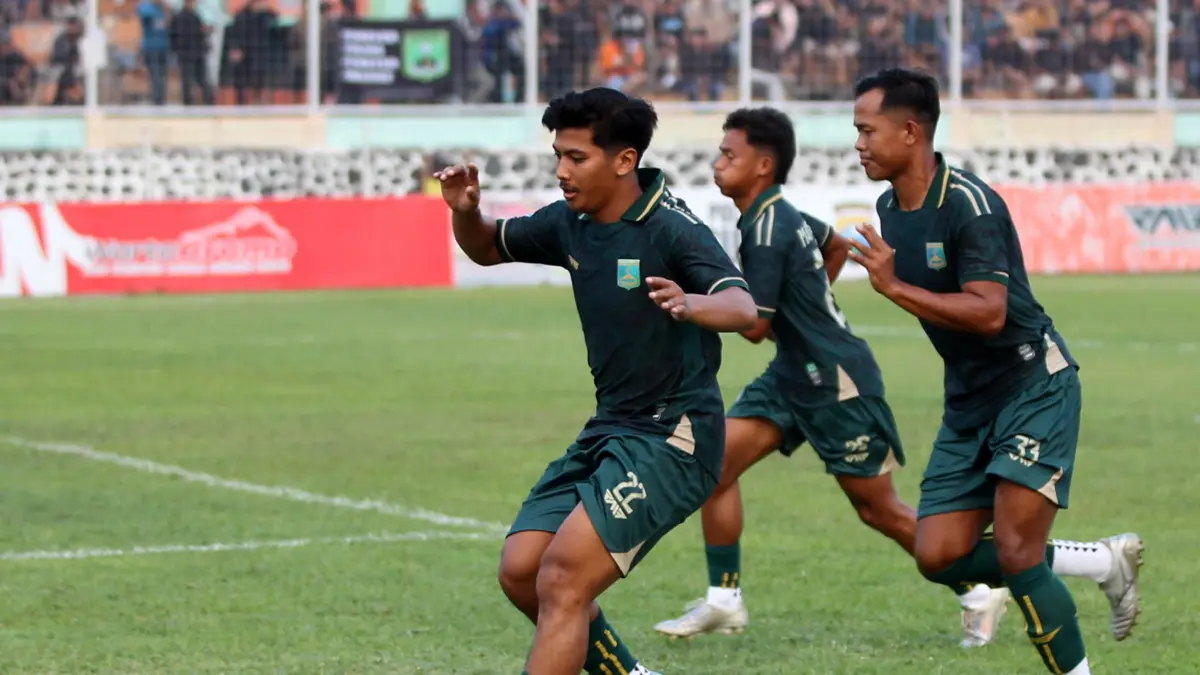 DIPERTAHANKAN: Manzila Nur Fizal melakukan pemanasan sebelum melakoni pertandingan bersama Persekabpas. Dia menjadi salah satu pemain yang sudah dikontrak manajemen. (Foto: M Zubaidillah/Jawa Pos Radar Bromo)