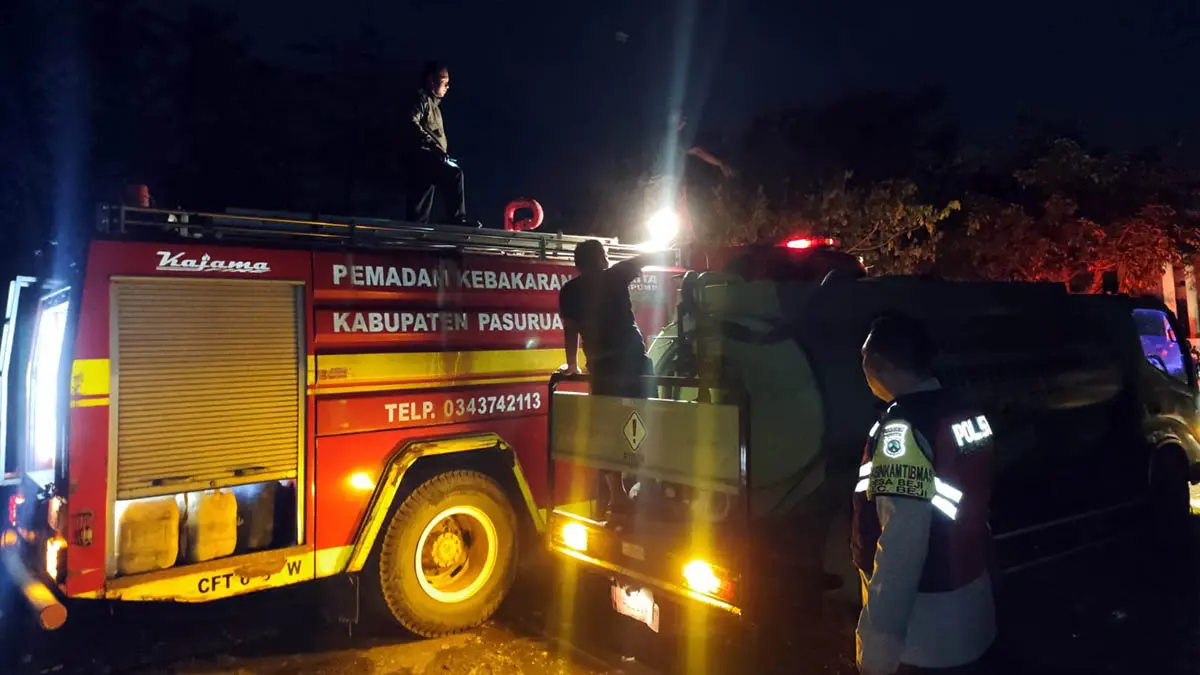 PADAMKAN: Mobil Damkar Kabupaten Pasuruan saat dikerahkan untuk menjinakkan api yang membakar Kawasan TPA Kenep. (Damkar Kab Pasuruan for Radar Bromo)