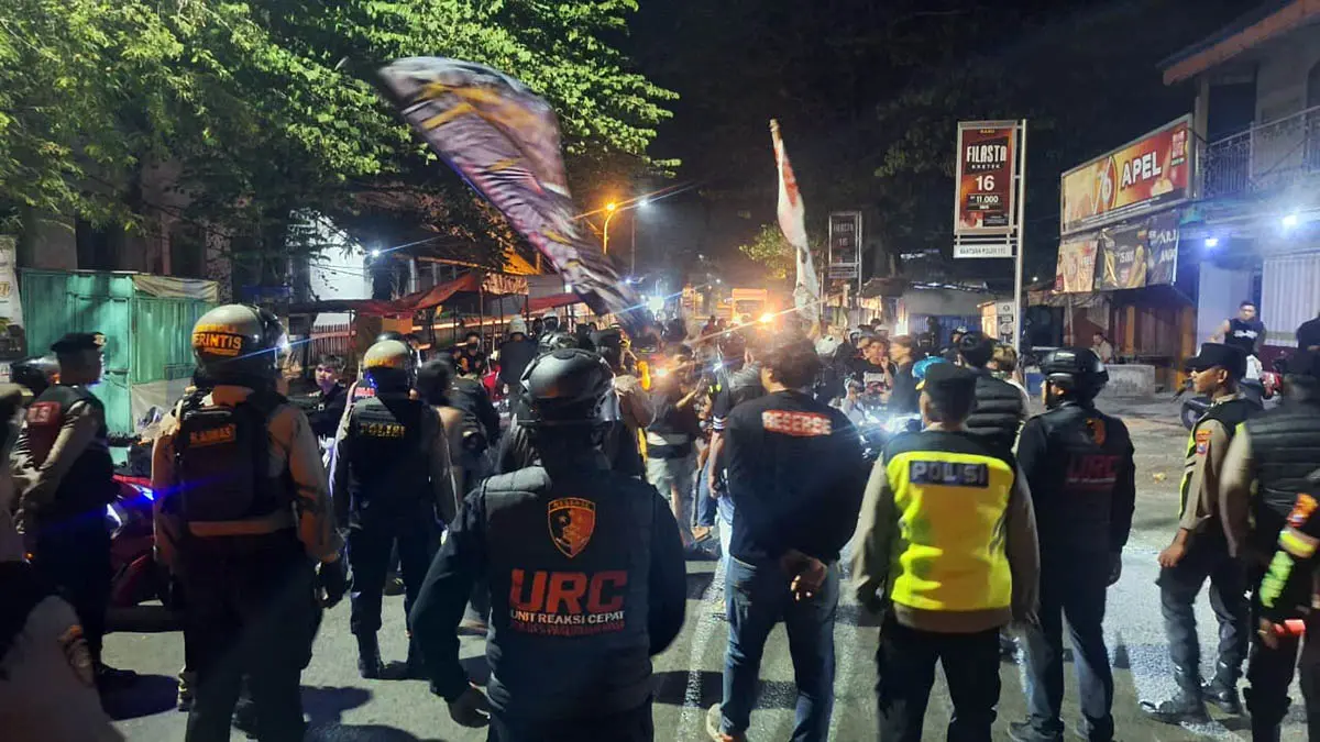 PENGAMANAN: Petugas kepolisian saat melakukan pengamanan kegiatan perayaan Suro Agung atau pengesahan anggota baru salah satu perguruan silat. (Polres Pasuruan Kota for Radar Bromo)