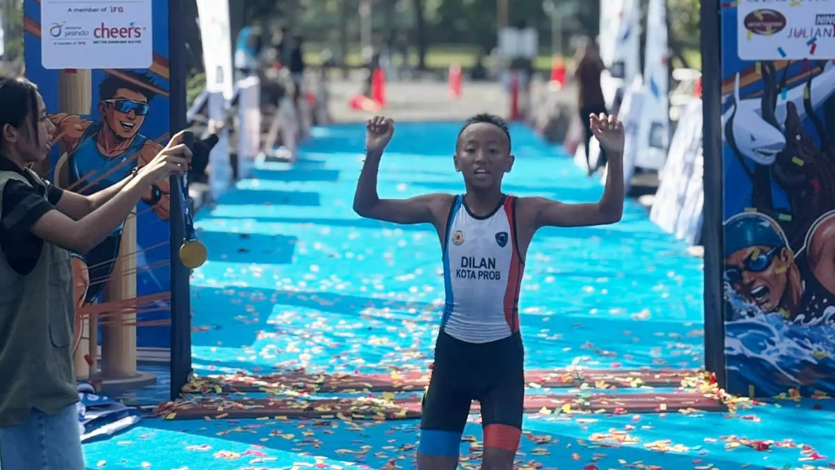 SEMANGAT: Dilan Dimetrius Wiwasata saat di ajang Kejuaraan Aquathlon Piala Wali Kota Surabaya di Unesa, Minggu (14/6) lalu. (Foto: FTI for Jawa Pos Radar Bromo)
