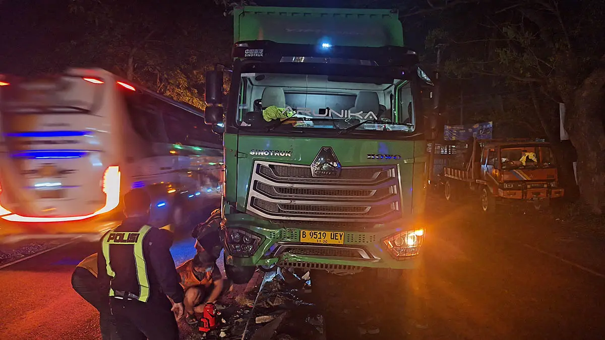 SIAL: Truk box yang menabrak median di Jalan raya Nguling, Jumat (19/6) malam. Insiden ini diduga terjadi karena sopir tak melihat medan akibat listrik padam. (Foto: Polres Pasuruan Kota for Jawa Pos Radar Bromo)