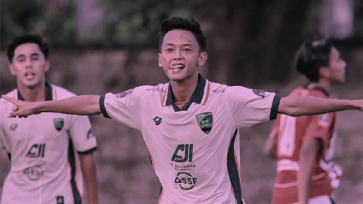 SUMBANG GOL: M Nurhacqiqi yang mencetak gol pertama Pasuruan United saat menghadapi Persepam Pamekasan dalam laga 16 besar di Stadion Srwiwedari, Surakarta, Sabtu (20/6) sore. (Foto: Pasuruan United for Jawa Pos Radar Bromo)