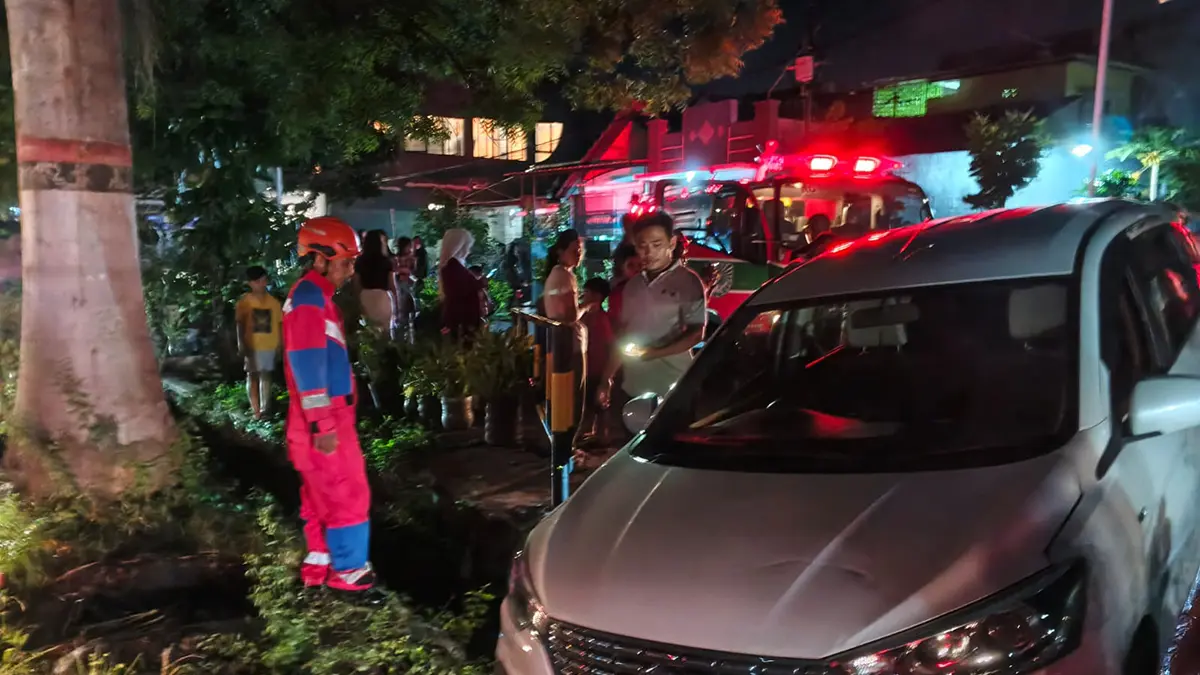 EVAKUASI: Tim Damkar Satpol PP Kota Probolinggo mengevakuasi mobil terperosok selokan di, Jumat (19/6) petang. (DAMKAR SATPOL PP KOTA PROBOLINGGO FOR JAWA POS RADAR BROMO)