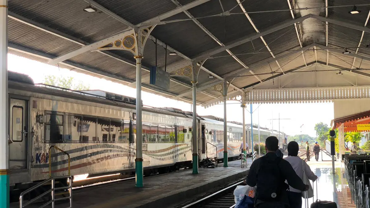 RAMAI: Sejumlah penumpang akan naik KA Pendalungan di Stasiun Probolinggo. (PT KAI DAOP 9 JEMBER FOR JAWA POS RADAR BROMO)