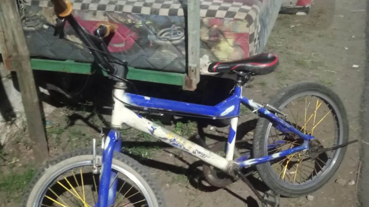 BARANG BUKTI: Sepeda ontel yang dikendarai korban seusai terlibat laka lantas di Kelurahan Pagak, Kecamatan Beji. (Satlantas Polres Pasuruan for Jawa Pos Radar Bromo)