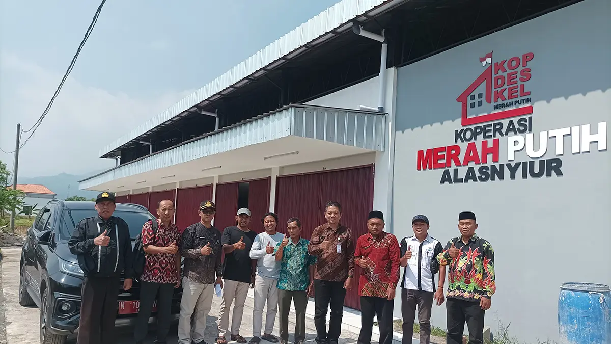 BERDIRI: Kepala Desa Alasnyiur Hasan Basri (batik merah) bersama perangkat desa dan Camat Besuk Handik Hariyanto (kiri kepala desa) meninjau pembangunan Gedung KDMP.