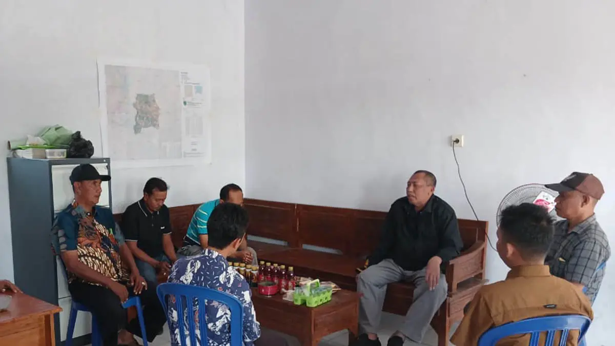 DATANG LANGSUNG: Pemerintah Kecamatan Besuk melakukan monitoring dan evaluasi di Kantor Desa Kecik. (Foto: Agus Faiz Musleh/Jawa Pos Radar Bromo)