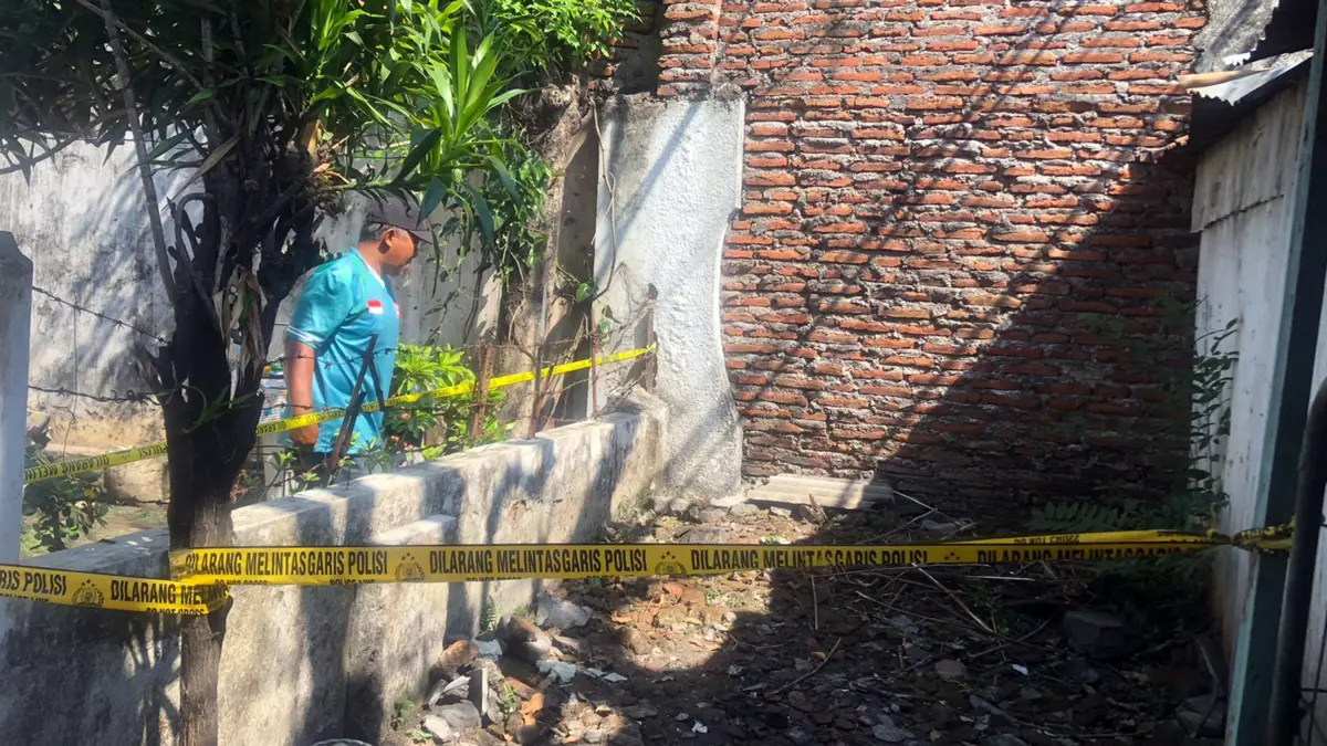 DI-POLICE LINE: Lokasi manusia silver ditemukan tewas dengan luka di kepala. (Inneke Agustin/ Radar Bromo)