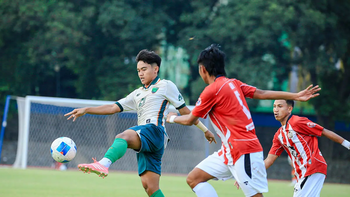 DIKAWAL KETAT: Striker Pasuruan United Racksa Surya Wijaya (kiri) yang dijadikan man of the match oleh Bio Paulin saat timnya berlaga melawan Persepam Pamekasan. (Foto: Pasuruan United for Jawa Pos Radar Bromo)