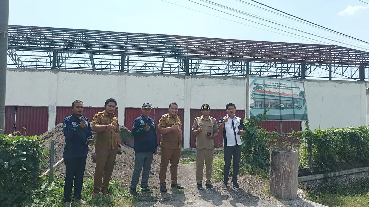 DIKEBUT: Kepala Desa Sindetlami Saiful Bahri (tiga dari kanan) saat berada di lokasi Koperasi Desa Merah Putih (KDMP). (Foto: Agus Faiz Musleh/Jawa Pos Radar Bromo)