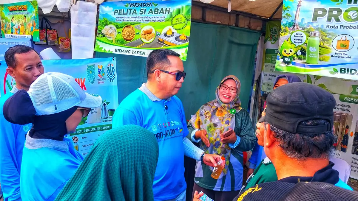 INOVASI : Wali Kota dr. Aminuddin saat mengunjungi stand inovasi DLH Pelita Si Abah dan Probalistik.