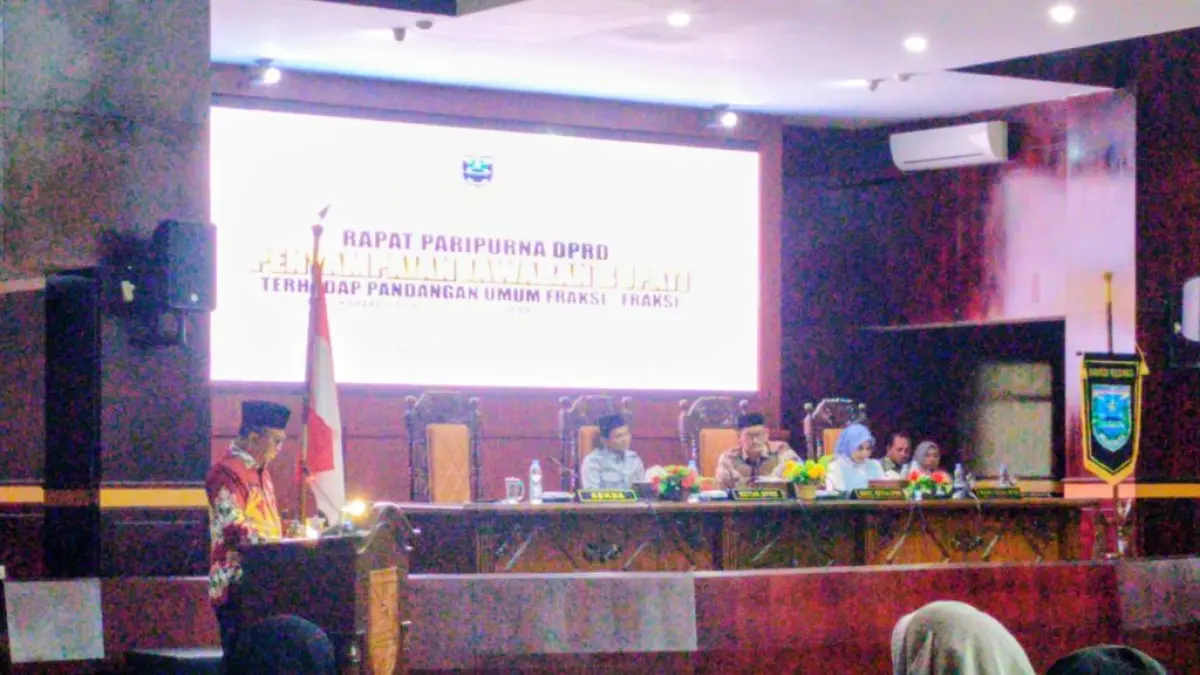 JELASKAN DETAIL: Sekretaris Daerah Kabupaten Probolinggo Ugas Irwanto menyampaikan jawaban Bupati terhadap PU Fraksi-fraksi DPRD Kabupaten Probolinggo Tentang Raperda LPj Pelaksanaan APBD 2025. (Foto: Agus Faiz musleh/Jawa Pos Radar Bromo)