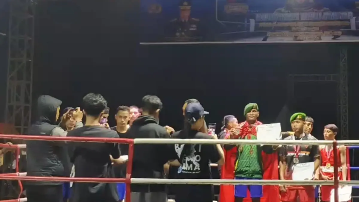 JUARA: Daud Sroyer menang dalam pertandingan final di kelas 56 kilogram elite putra. (PERTINA KOTA PASURUAN FOR JAWA POS RADAR BROMO)