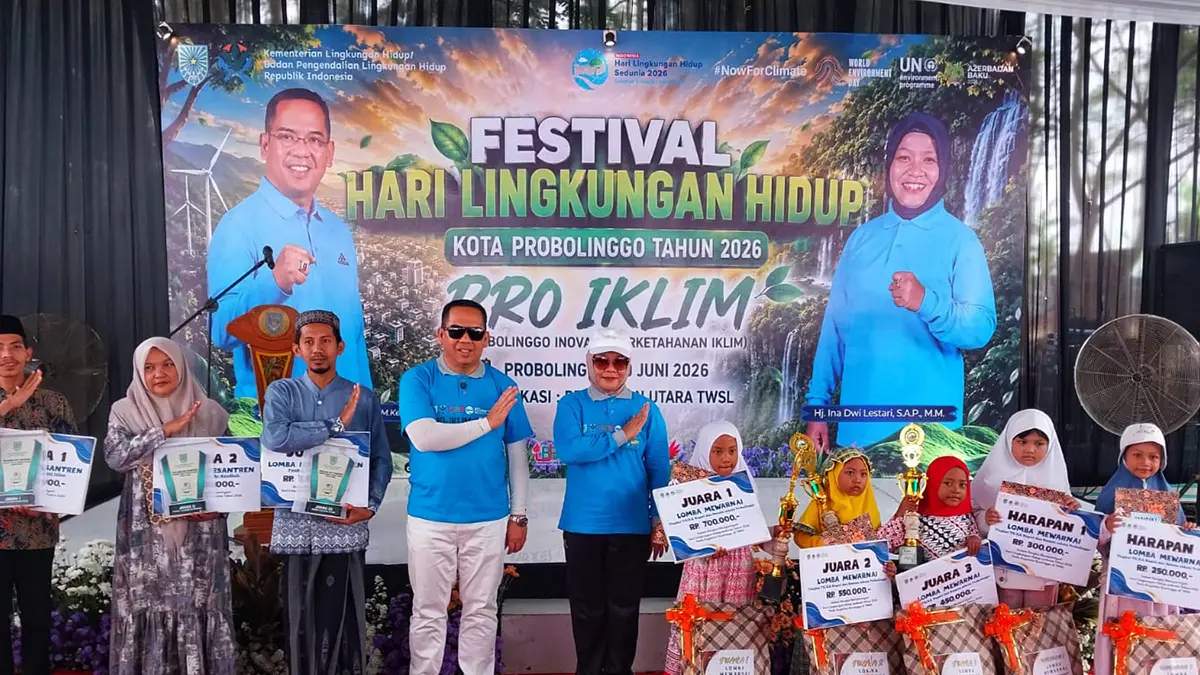 JUARA: Wali Kota dan Wakil Wali Kota usai menyerahkan penghargaan dan hadiah Lomba Ecopesantren dan lomba mewarnai tingkat TK/RA.