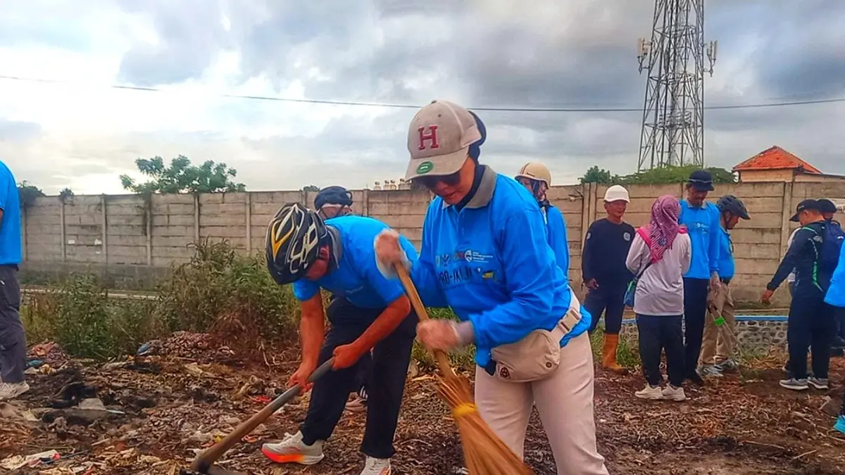 KORVE: Sembari Gowes, Wali Kota, Wawali, ketua TP PKK, dan Forkopimda mampir untuk korve bersih-bersih di sejumlah titik di JLU sebelum ke lokasi puncak peringatan HLH.