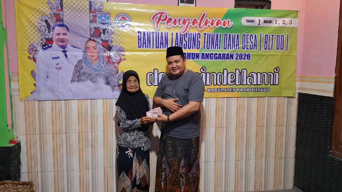 KURANGI BEBAN: Kepala Desa Sindetlami, Saiful Bahri saat memberikan BLTDD kepada masyarakat.  (Foto: Agus Faiz Musleh/Jawa Pos Radar Bromo)