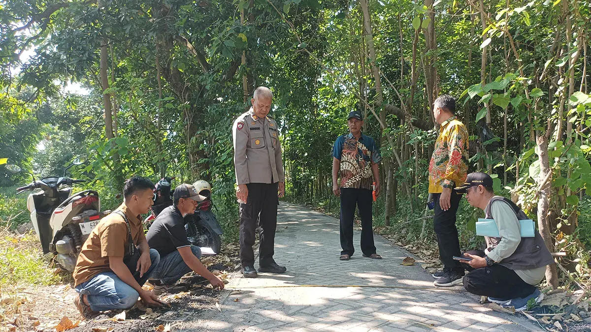 LEBIH BAIK: Sekretaris Desa Kecik Ahmad Riadi (tiga dari kanan) mendampingi tim meninjau hasil pembangunan jalan paving. (Foto: Agus Faiz Musleh/Jawa Pos Radar Bromo)