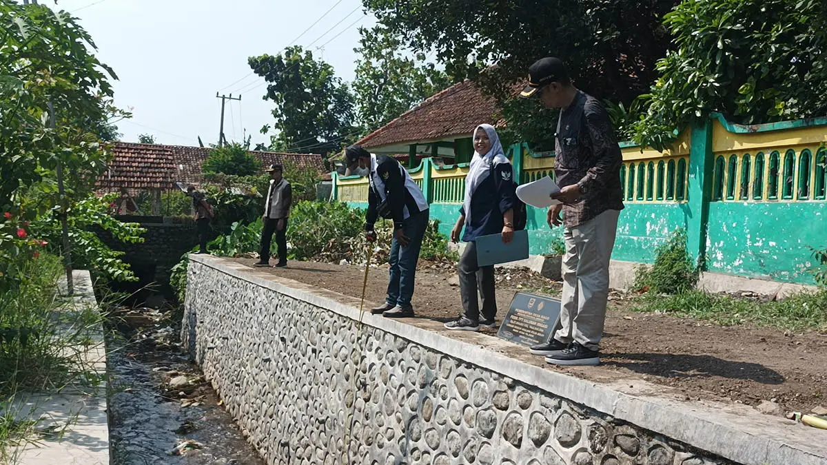 LEBIH KOKOH: Aparatur Kecamatan Besuk dan Desa Bago saat berada di lokasi TPT yang rampung di bangun. (Foto: Agus Faiz Musleh/Jawa Pos Radar Bromo)