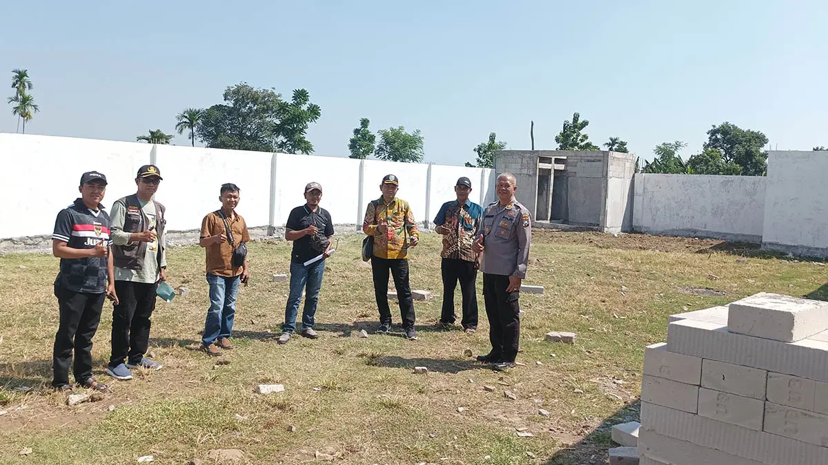 LIHAT LANGSUNG: Perangkat Pemerintah Desa Kecik dan Kecamatan Besuk di lokasi pembangunan Gedung KDMP. (Foto: Agus Faiz Musleh/Jawa Pos Radar Bromo)