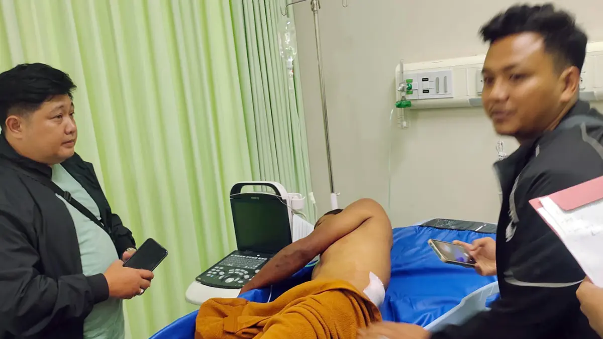 LUKA DI PUNGGUNG: Korban Hermanto saat dirawat di RS usai alami luka tusuk oleh adiknya sendiri. 