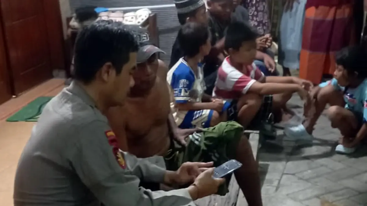 MENUNGGU KABAR: Petugas kepolisian saat meminta keterangan pada sejumlah kerabat korban. 