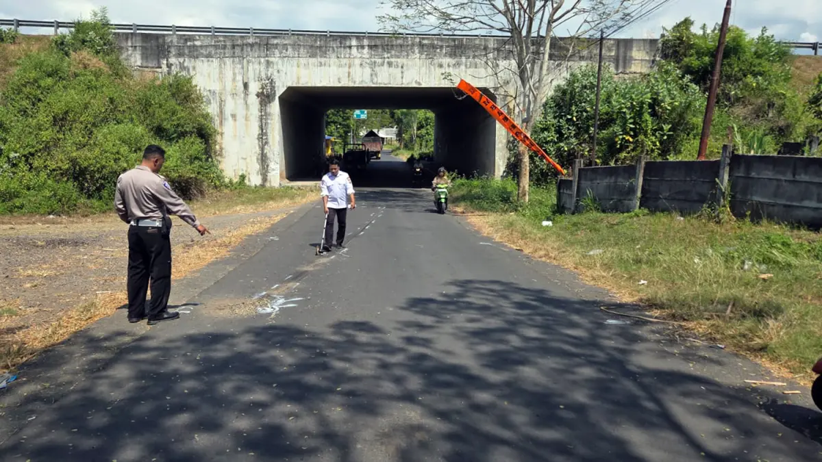 OLAH TKP: Petugas kepolisian saat melakukan olah TKP insiden kecelakaan maut di Jalan Ranu Grati, Desa Sumberdawesari, Kecamatan Grati, Kabupaten Pasuruan.