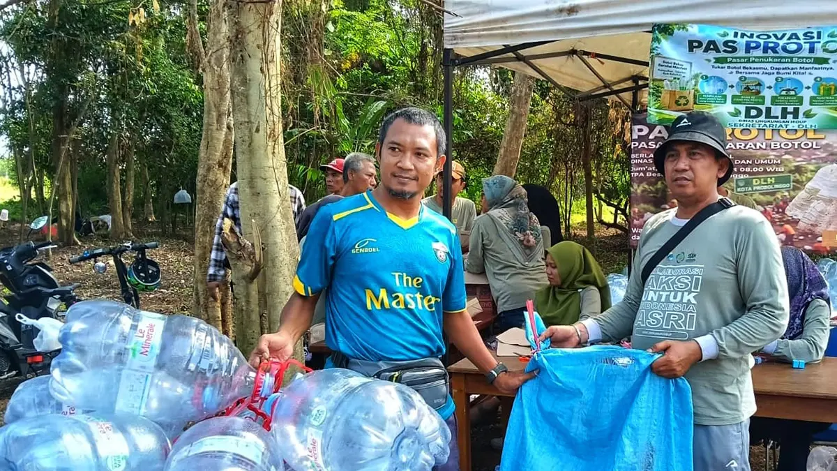PASPROTOL: Salah satu stan di lokasi Puncak Peringatan HLH Sedunia yang paling banyak dikunjungi. Yakni, Pasar Penukaran Botol (Pasprotol) inovasi DLH Kota.