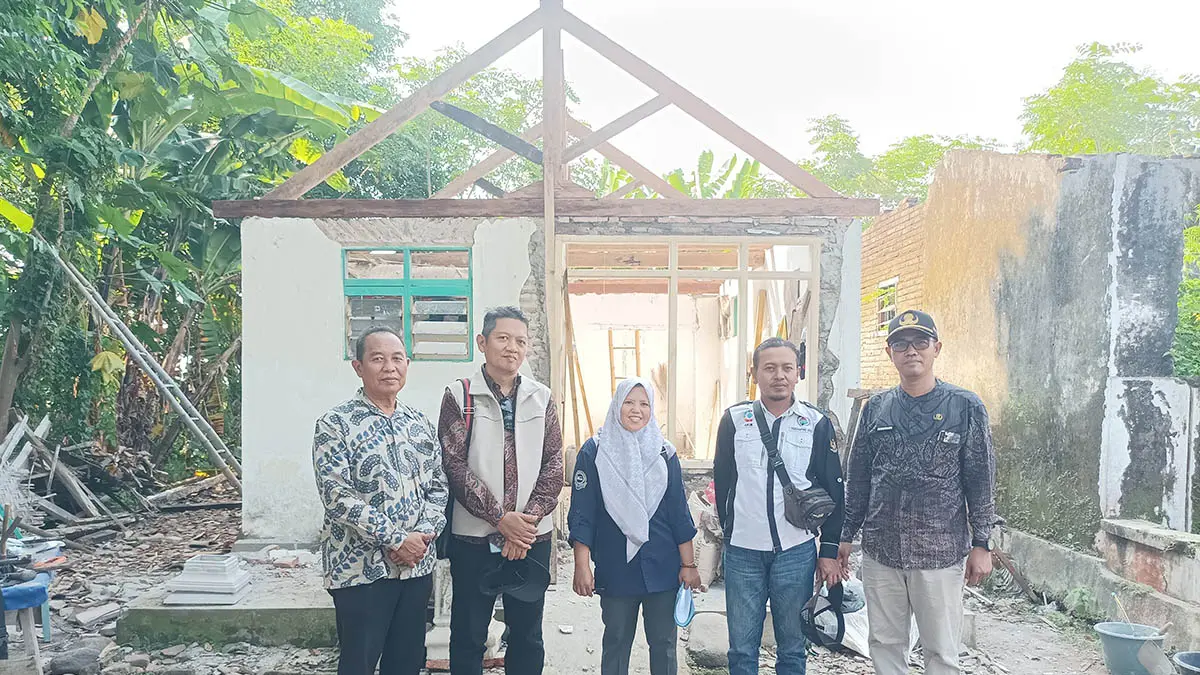 PROSES: Kepala Desa Bago, Drs Nawawi (kiri) saat berada di lokasi RTLH Yeng teng di proses. 