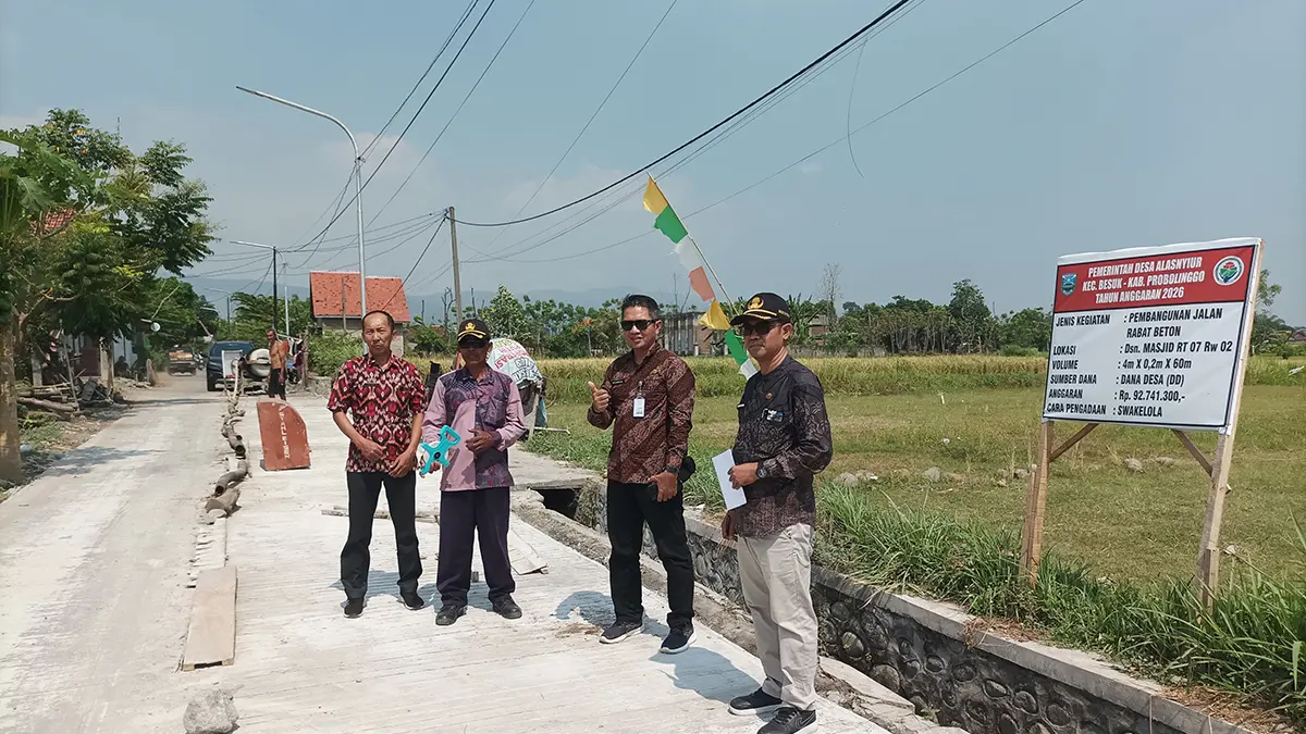 RAMPUNG: Pemerintah Kecamatan Besuk dan Pemerintah Desa Alasnyiur meninjau jalan rabat beton di Dusun Masjid yang telah rampung dibangun.