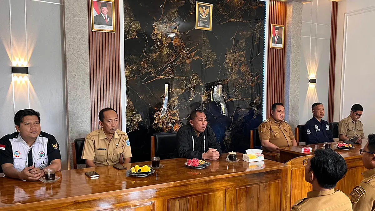 RAPAT: Kepala Desa Sindetlami, Saiful Bahri (tiga dari kakanan) saat mengikuti monitoring dan evaluasi dari Kecamatan Besuk. (Foto: Pemdes Sindetlami for Jawa Pos Radar Bromo)