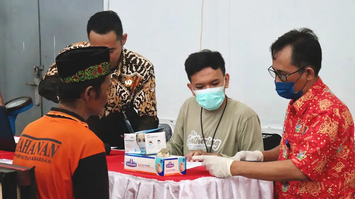SCREENING: Dinas Kesehatan Kabupaten Probolinggo melaksanakan ACF penyakit TBC di Rutan kelas IIB Kraksaan. (Foto : Rutan for Jawa Pos Radar Bromo)