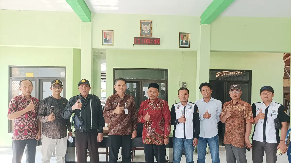 SEMANGAT: Kepala Desa Alasnyiur Hasan Basri (batik merah) bersama perangkat desa dan Camat Besuk Handik Hariyanto (kiri kepala desa) usai pelaksanaan monev di gedung pelayanan baru kantor Desa Alasnyiur. (AGUS FAIZ MUSLEH/JAWA POS RADAR BROMO)
