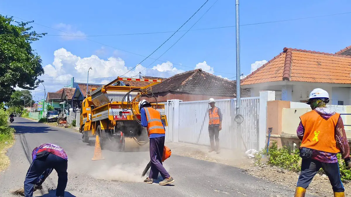 SKILL KHUSUS: Operator alat berat Dinas Pekerjaan Umum dan Penataan Ruang menjalankan truk alpomain. (Foto: Istimewa)