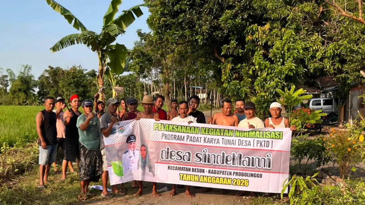TENAGA KERJA LOKAL: Warga Desa Sindetlami yang terlibat program Padat Karya Desa Tunai. (Foto: Agus Faiz Musleh/Jawa Pos Radar Bromo)