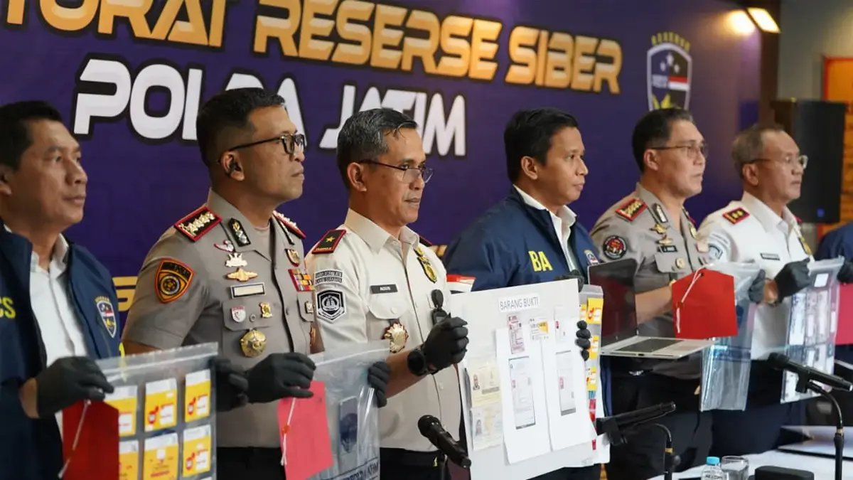 Kantor Imigrasi Kelas I Khusus TPI Surabaya bersama Direktorat Reserse Siber Polda Jawa Timur dan Polresta Sidoarjo berhasil mengungkap dugaan tindak pidana penipuan daring (love scamming) yang melibatkan empat warga negara asing (WNA) asal Ghana, Pantai Gading, dan Nigeria. (Istimewa).

