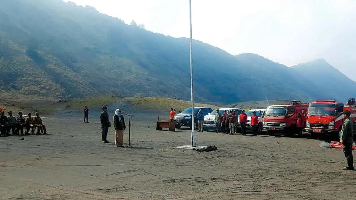 APEL: Sejumlah petugas TNBTS dan BPBD Kabupaten Probolinggo mengikuti Apel Siaga Karhutla 2026 di Lautan Pasir Bromo, Kabupaten Probolinggo, Senin (22/6). (BB TNBTS FOR JAWA POS RADAR BROMO)