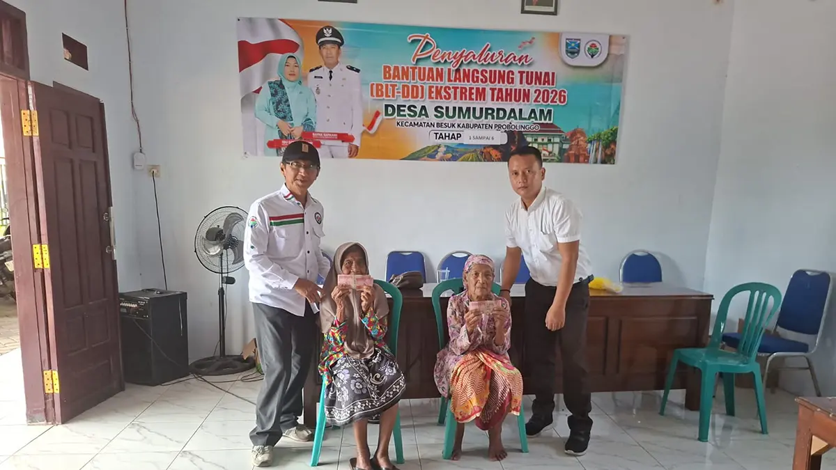 BLT-DD: Bendahara Desa Sumurdalam Faisol menyalurkan BLT-DD kepada keluarga penerima manfaat.&nbsp;
