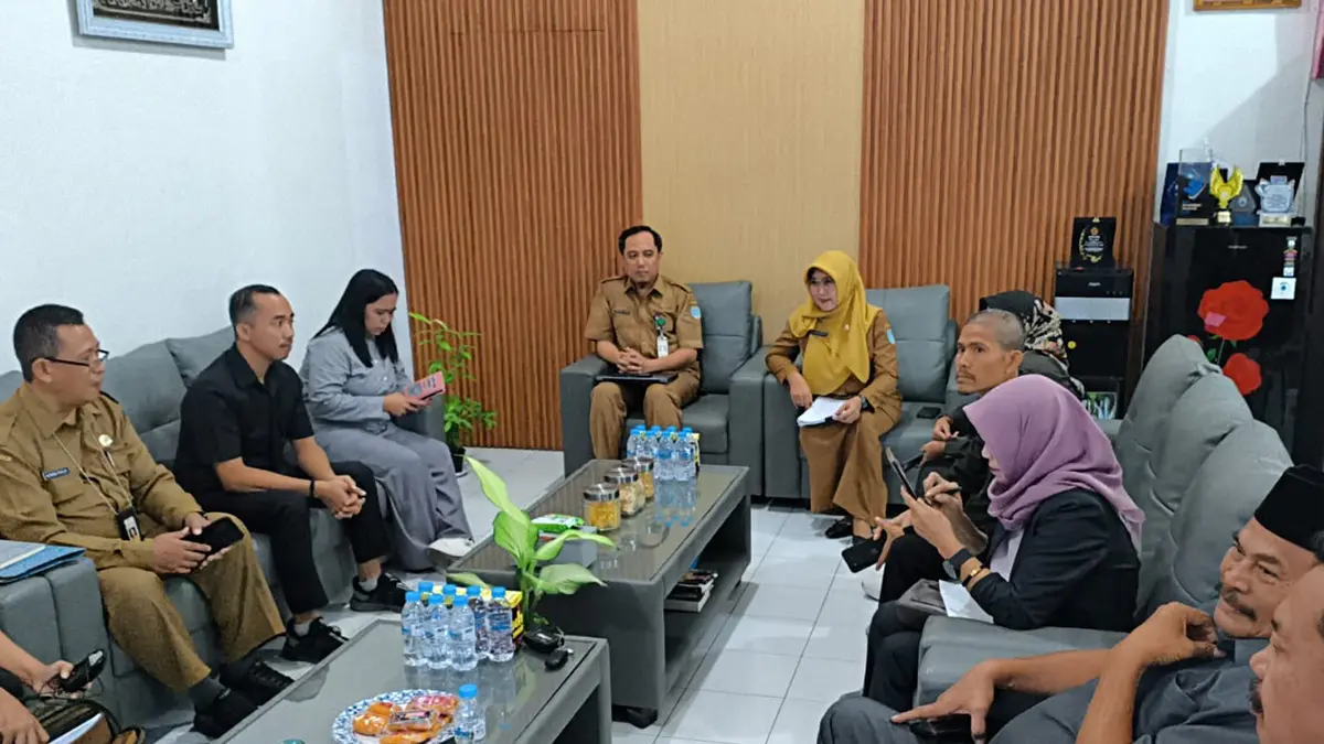 CEK LANGSUNG: Komisi I DPRD Kota Probolinggo mengunjungi Didikbud Kota Probolinggo terkait SPMB tingkat SMP, Senin (22/6). (ARIF MASHUDI/JAWA POS RADAR BROMO)