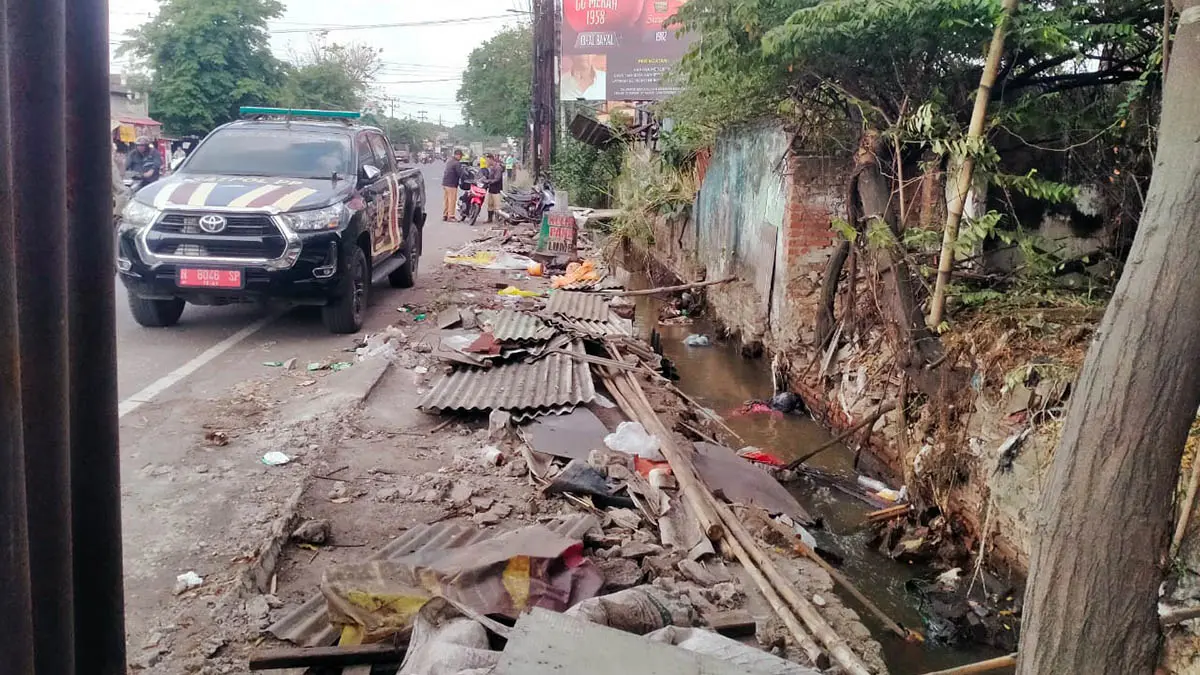 DIBERSIHKAN: Deretan lapak PKL yang telah ditertibkan. Sejumlah petugas Satpol PP Kabupaten Pasuruan dikerahkan, untuk penertiban tersebut. (Muhamad Busthomi/Radar Bromo)