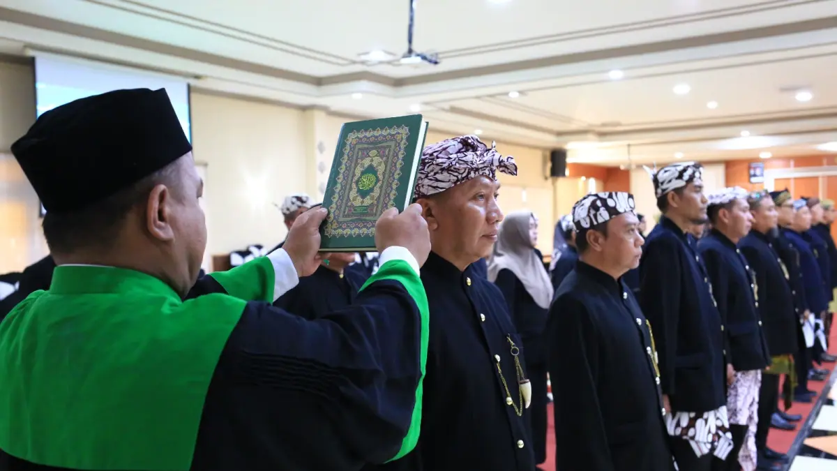 DISUMPAH: Puluhan ASN yang masuk gerbong mutasi disumpah di Gedung Puri Manggala Bhakti, Selasa (23/6). (ARIF MASHUDI/JAWA POS RADAR BROMO)