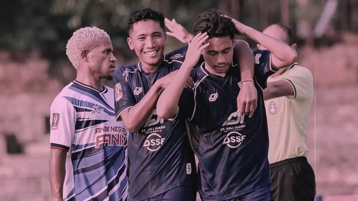 GEMBIRA: M Ardiansyah (nomor 16) dirangkul pemain Pasuruan United seusai mencetak gol kedua saat berlaga melawan Persipani Paniai di Stadion Sriwedari, Solo, Selasa (23/6) sore. (Foto: Pasuruan United for Jawa Pos Radar Bromo)