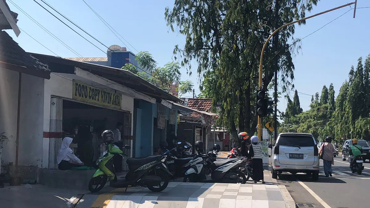 LANGGAR ATURAN: Sejumlah motor parkir di trotoar Jalan Soekarno Hatta, Kota Probolinggo, Senin (22/6) siang.&nbsp;(INNEKE AGUSTIN/JAWA POS RADAR BROMO)